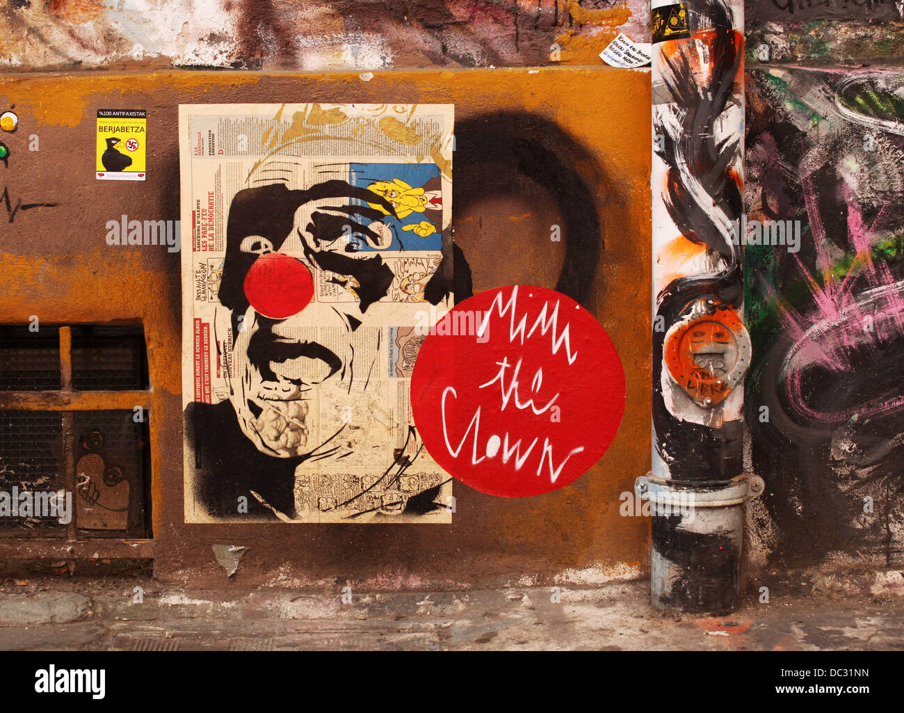 Ein Bild von französische Straßenkünstler MIMI der Clown ist an einer Wand in den Bezirk Mitte in Berlin, 16. Juli 2013 geklebt. Foto: Wolfram Steinberg Dpa ** obligatorische CREDIT: ARTWORK von MIMI THE CLOWN ** Stockfoto