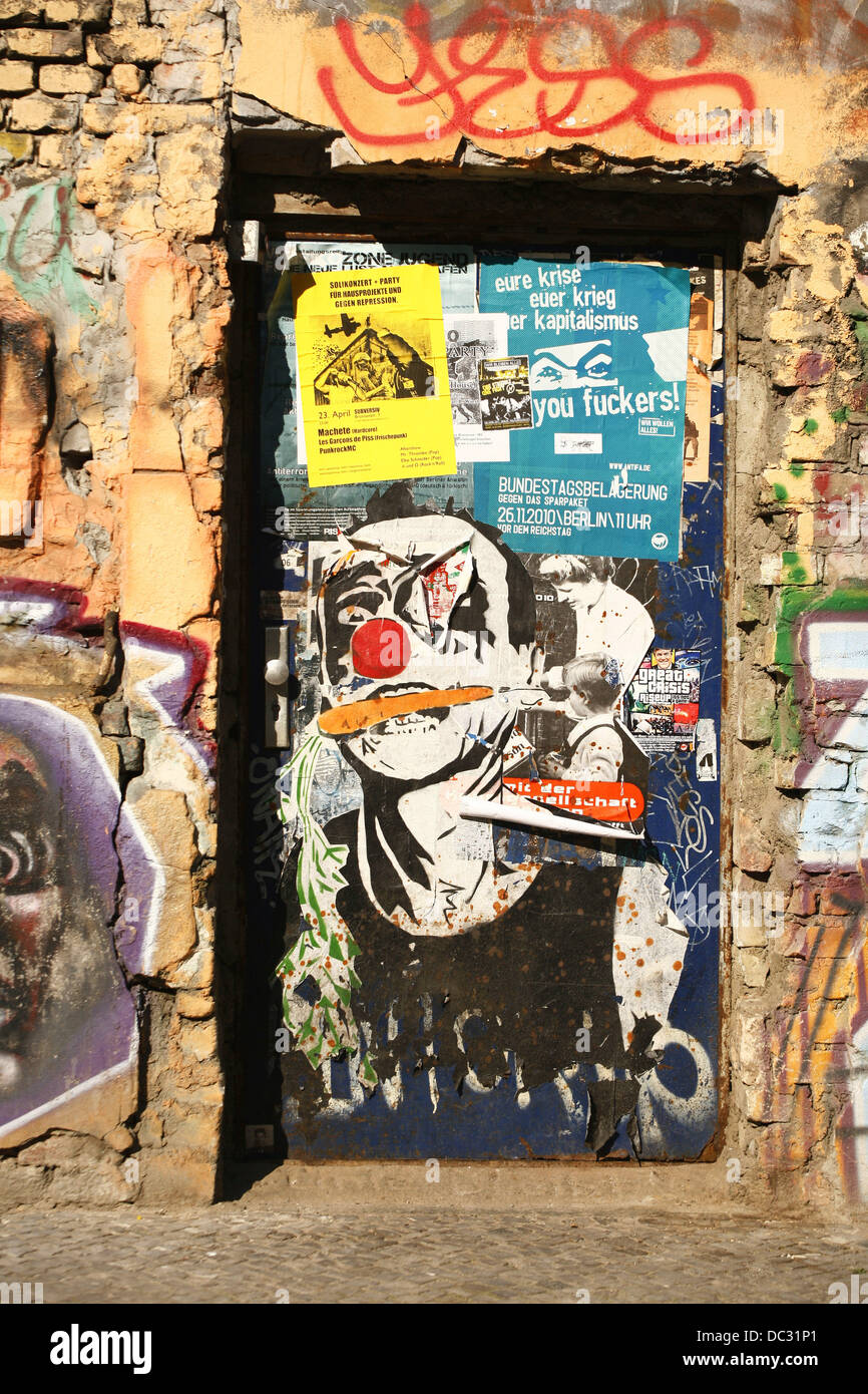 Ein Bild von französische Straßenkünstler MIMI der Clown ist eine Tür in den Bezirk Mitte in Berlin, März 2012 aufgeklebt. Foto: Wolfram Steinberg Dpa ** obligatorische CREDIT: ARTWORK von MIMI THE CLOWN ** Stockfoto