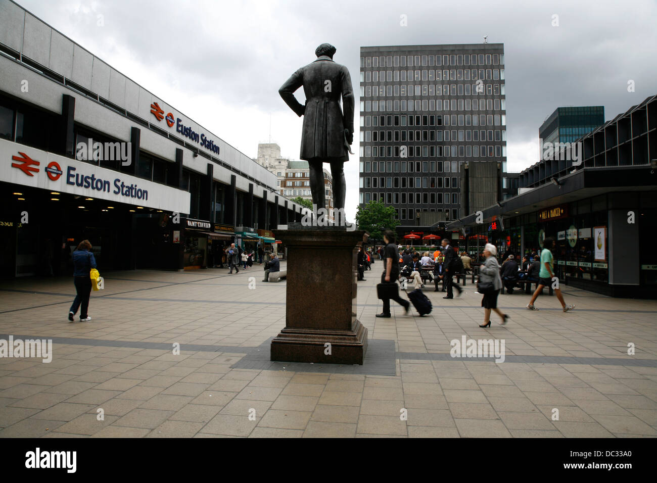 Statue von Eisenbahn-Ingenieur Robert Stephenson vor dem Eingang der Euston Station, Euston, London, UK Stockfoto