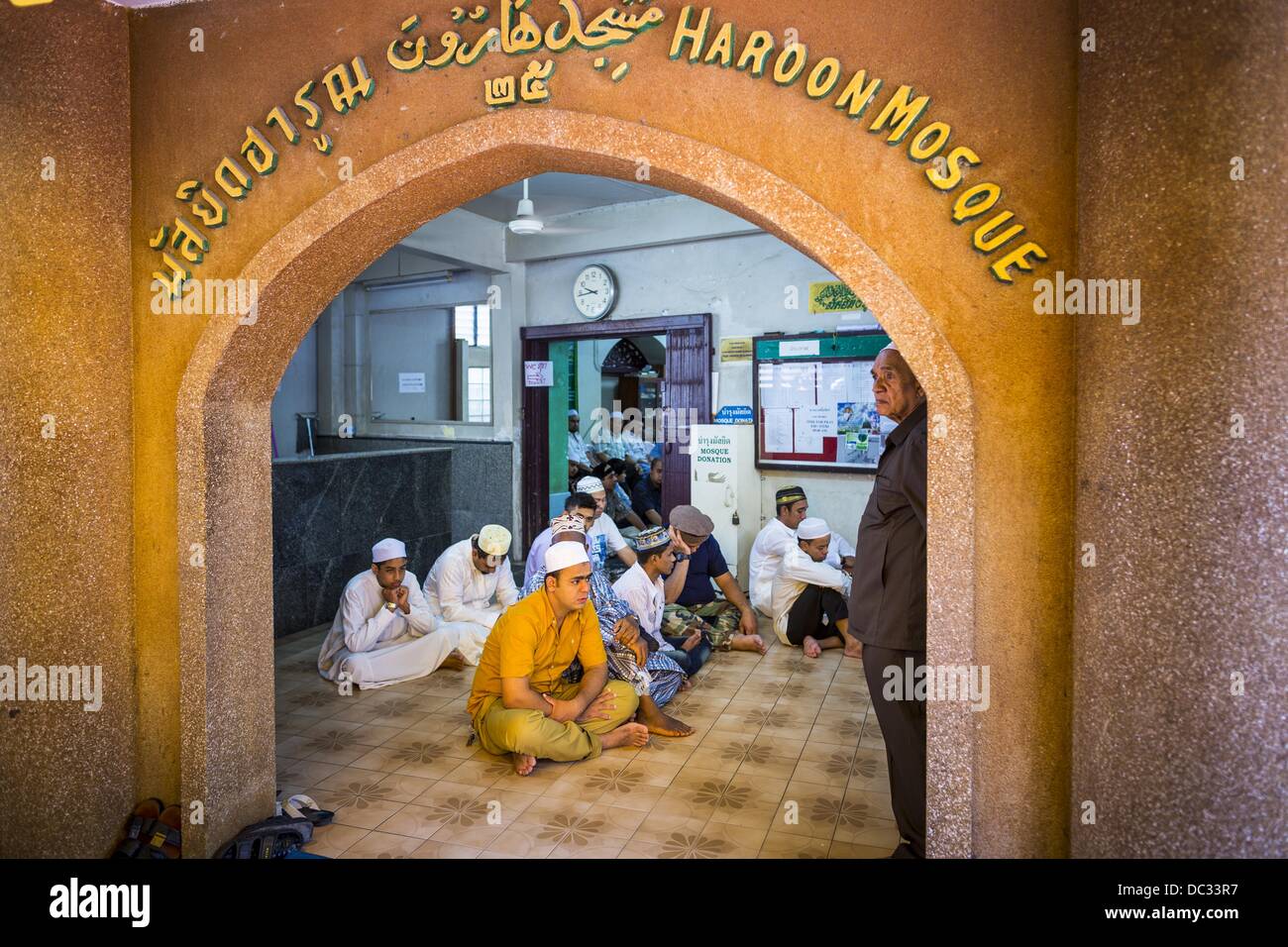 Bangkok, Thailand. 8. August 2013. Männer beten den Eintrag von Haroon Moschee während der Eid al-Fitr. Eid al-Fitr ist die '' brechen des Fastens Festival "ein wichtiger religiöser Feiertag gefeiert von den Muslimen weltweit, die markiert das Ende des Ramadan, der islamische heilige Monat des Fastens. Die religiösen Eid ist ein Tag und Muslime sind nicht gestattet, an diesem Tag zu fasten. Bildnachweis: ZUMA Press, Inc./Alamy Live-Nachrichten Stockfoto