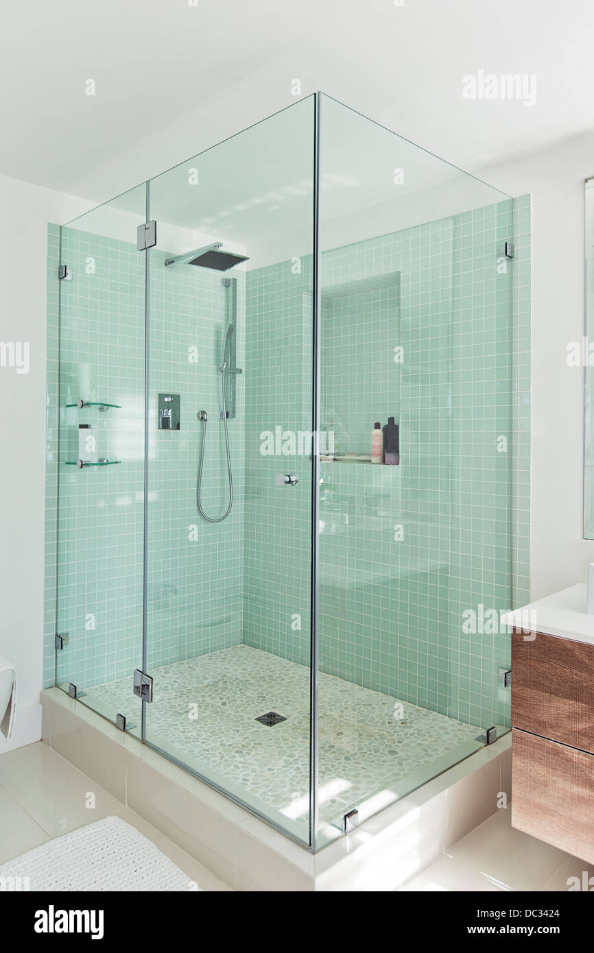 Dusche im modernen Badezimmer Stockfoto