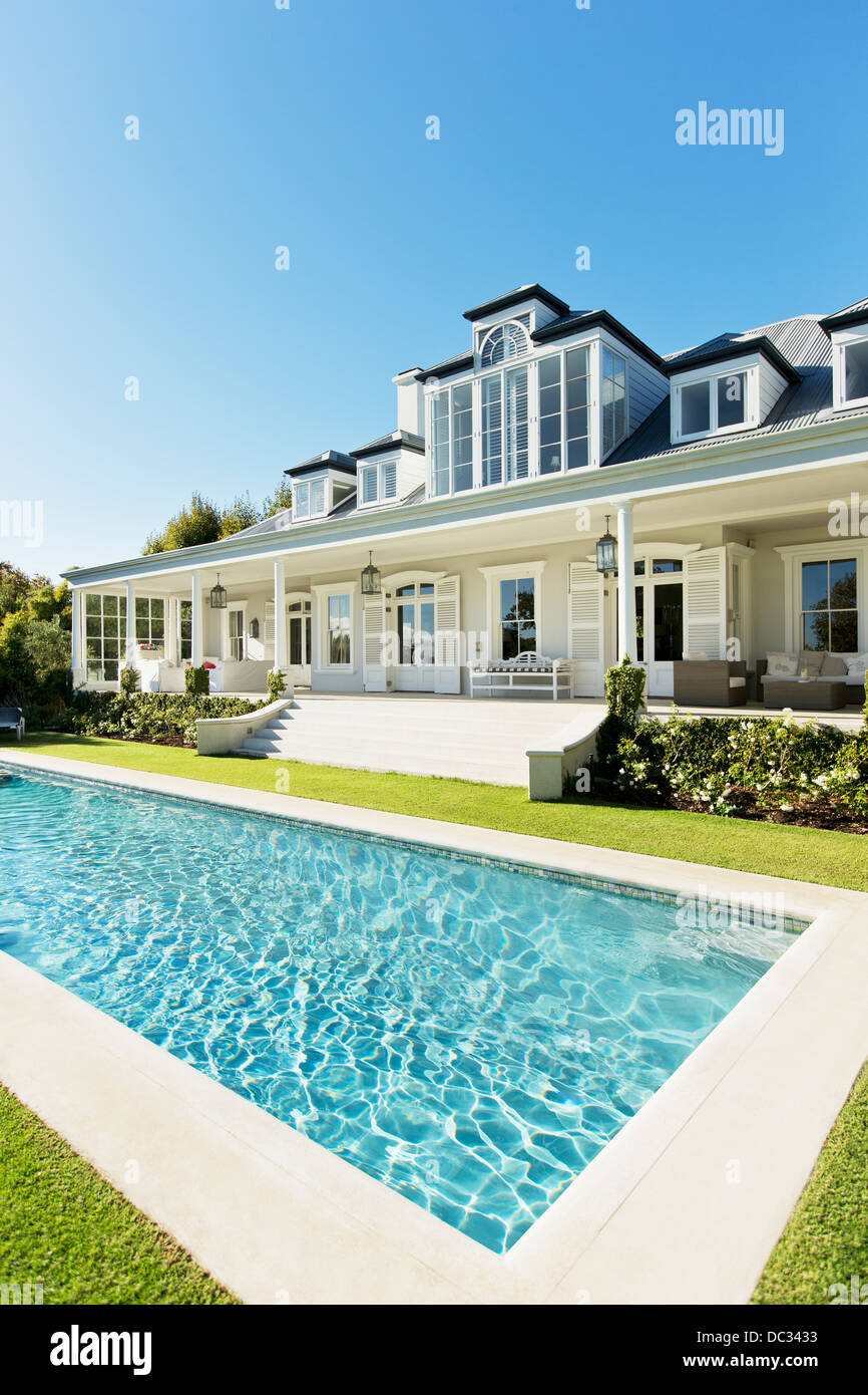 Luxus-Haus, Terrasse und pool Stockfoto