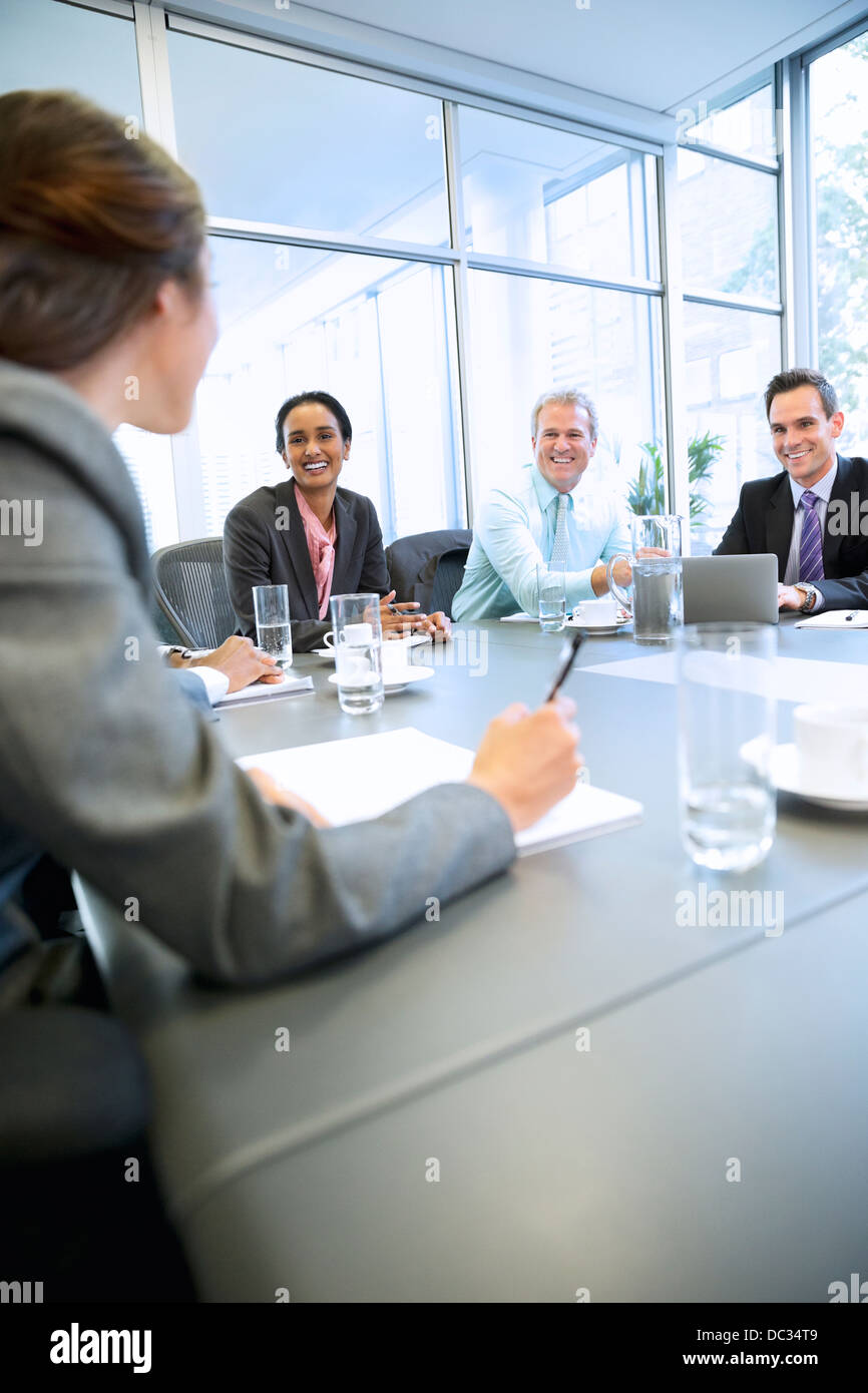 Lächelnde Geschäftsleute treffen im Konferenzraum Stockfoto