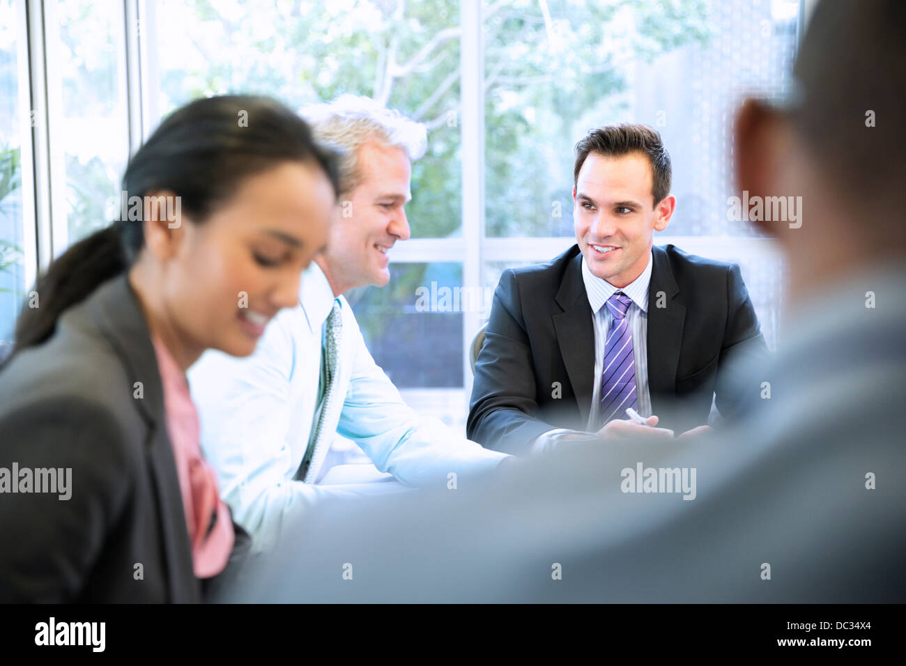 Lächelnde Geschäftsleute in treffen Stockfoto