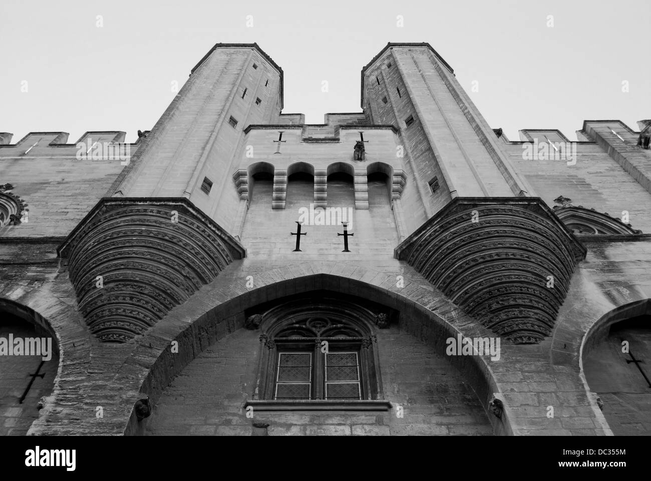 Schwarz / weiß Bild, Detail der Fassade des Palastes der Päpste in Avignon, Provence, Frankreich Stockfoto