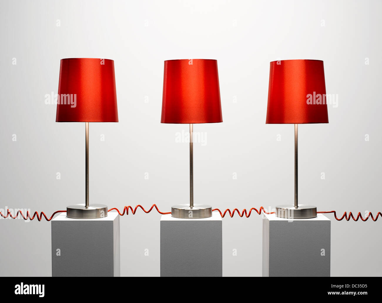Roten Lampen durch rote Kabel verbunden Stockfoto