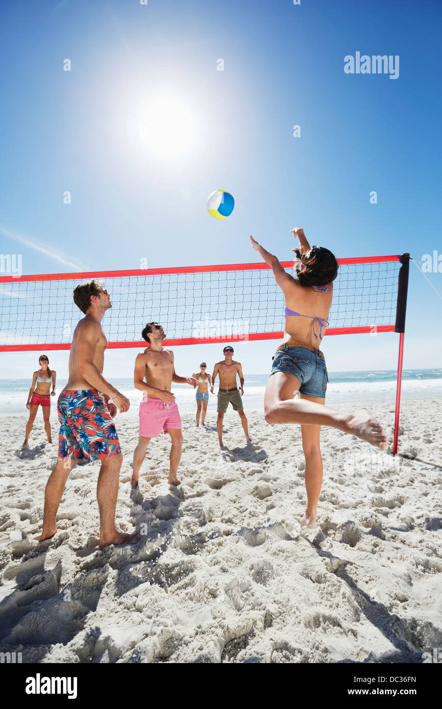 Freunde spielen beach-volleyball Stockfoto