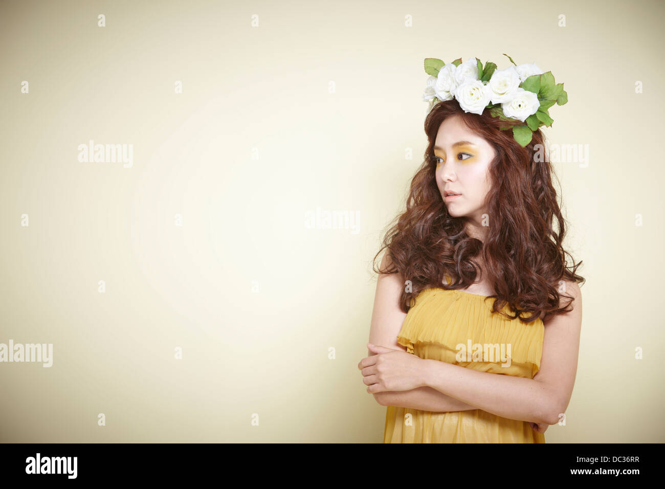 eine Dame im Kleid mit Blumen-Kranz auf dem Kopf Stockfoto