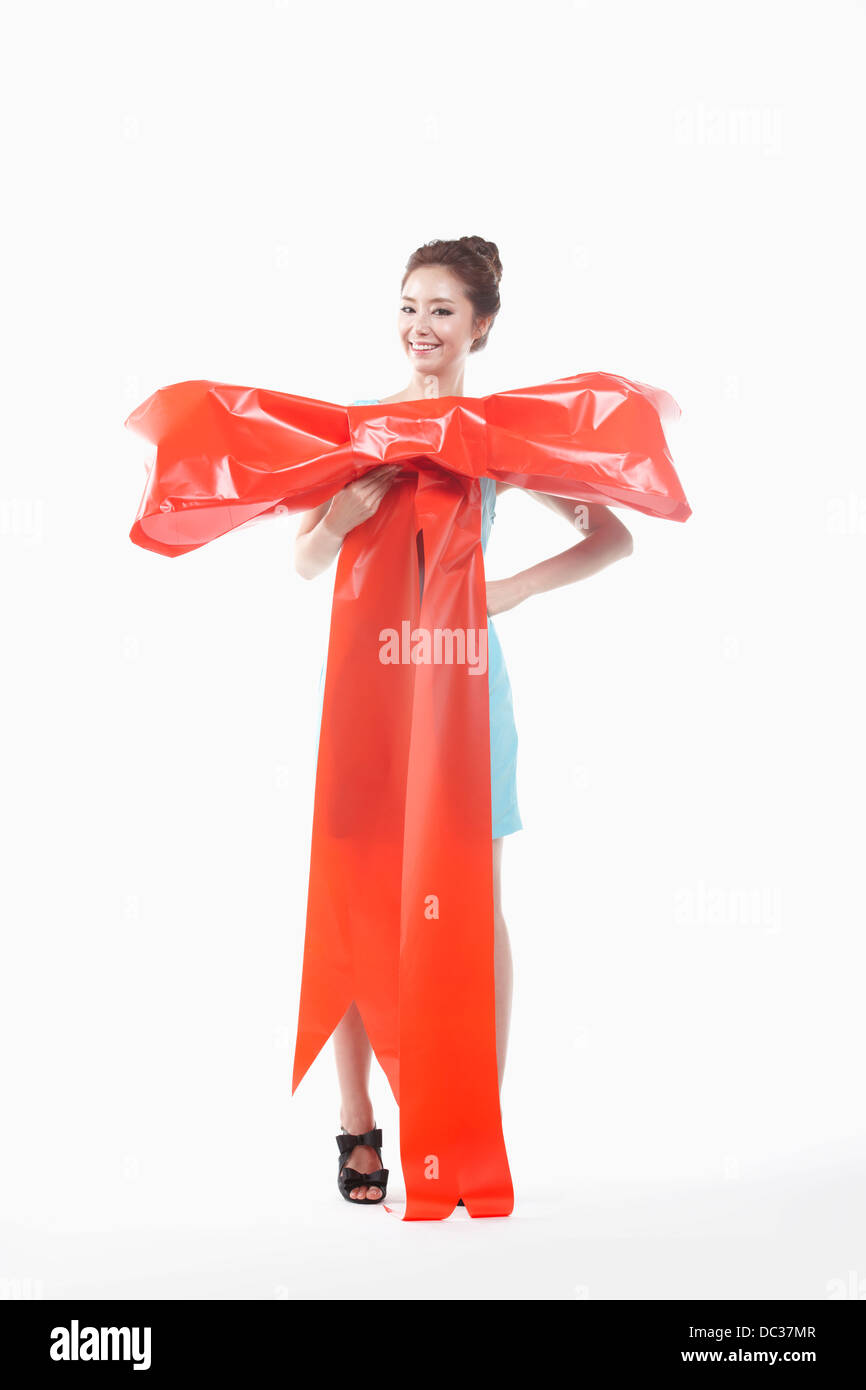 eine Dame in Minikleid posiert mit big Band Stockfoto