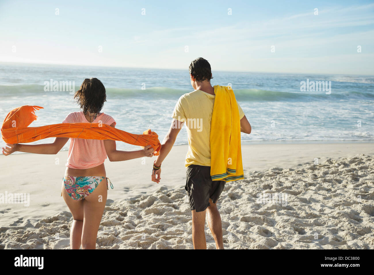 Paare, die am Strand Stockfoto