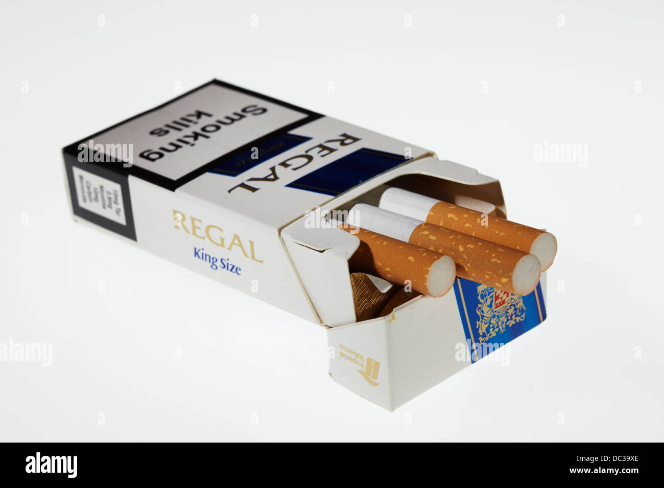 Packung Zigaretten auf weißem Hintergrund Stockfoto