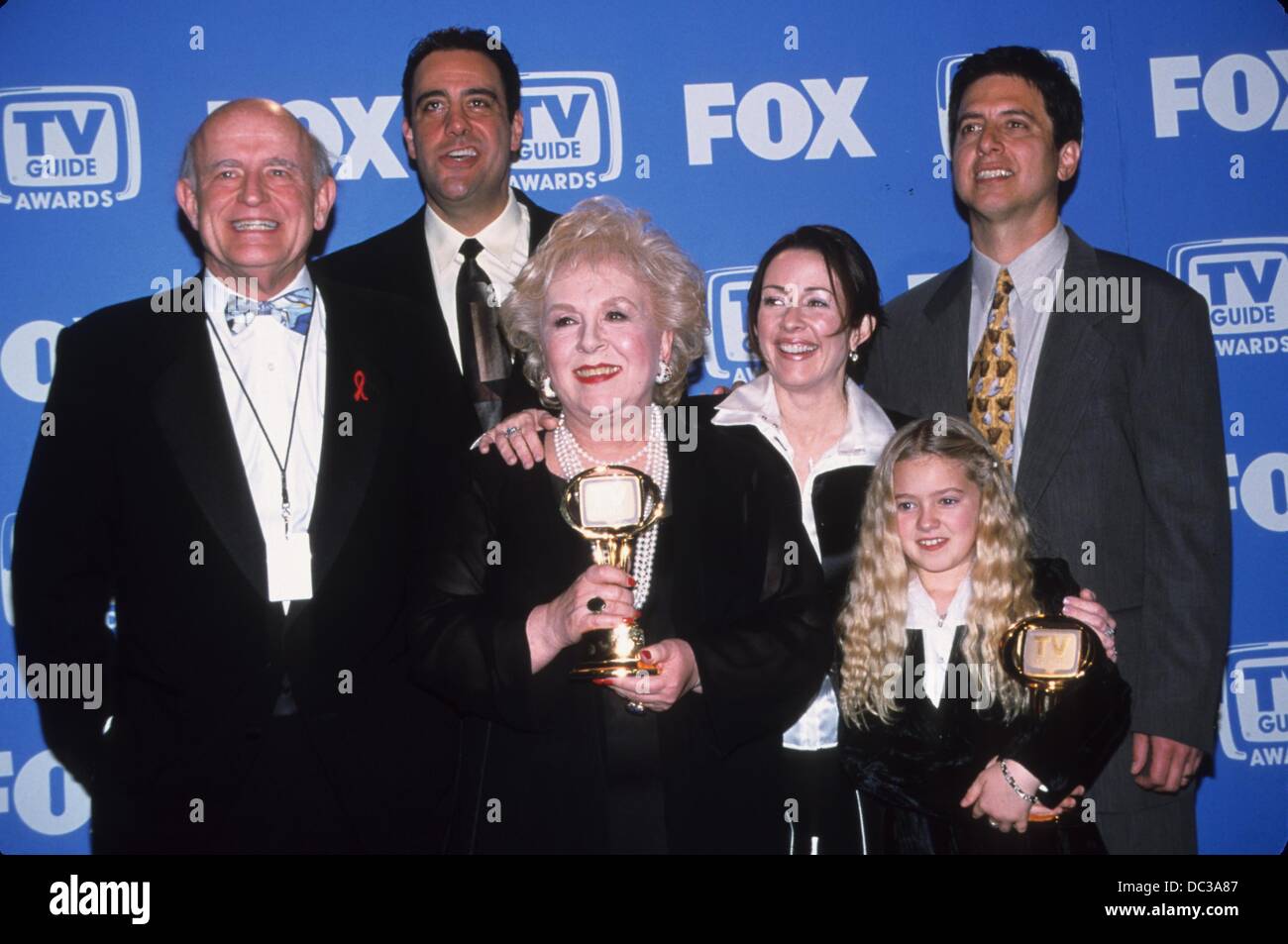 Jeder liebt Raymond.2001 TV Guide Awards im Shrine Auditorium, Ca. 2001.k21175fb. Ray Romano, Patricia Heaton, Brad Garrett, Doris Roberts und Peter Boyle. (Kredit-Bild: © Fitzroy Barrett/Globe Photos/ZUMAPRESS.com) Stockfoto
