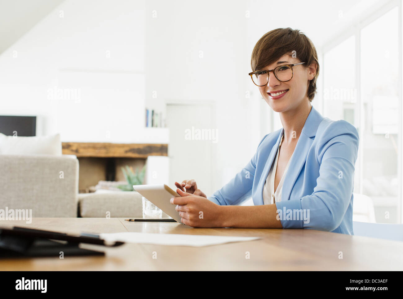Porträt der lächelnde Frau mit digital-Tablette am Tisch Stockfoto