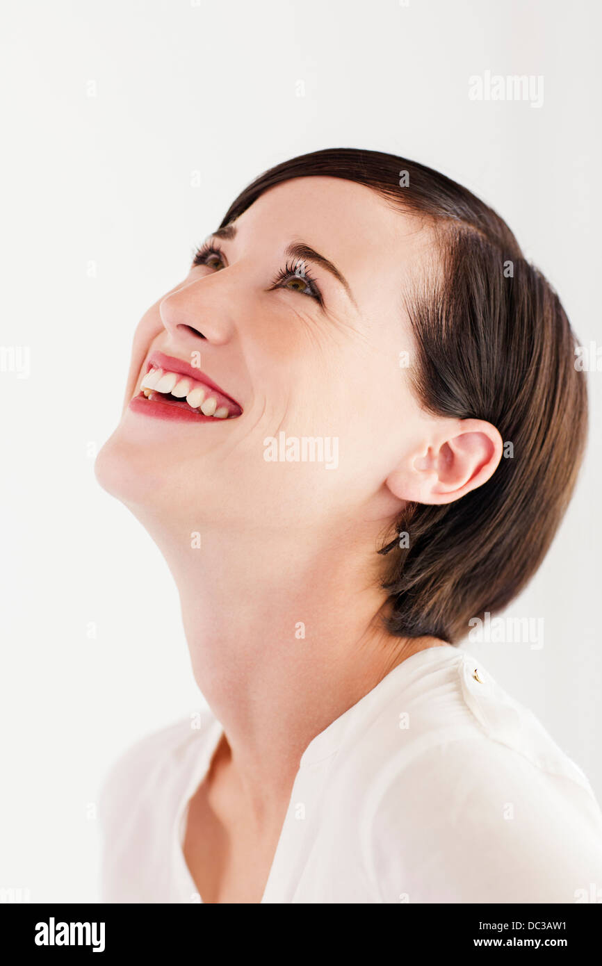 Porträt der lächelnde Frau mit Kopf in den Nacken zu schließen Stockfoto