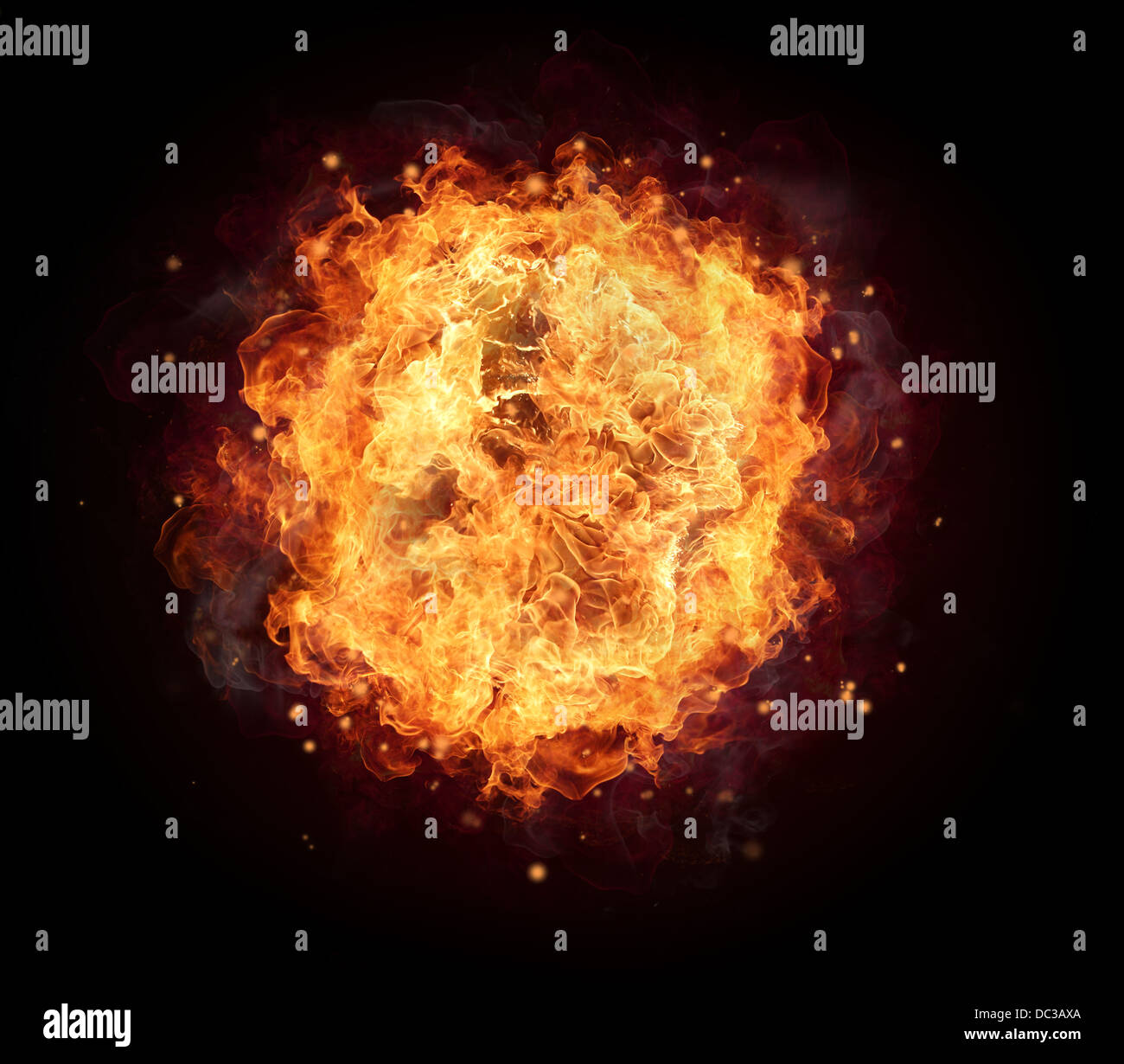 Feuerball mit freiem Speicherplatz für Text. auf schwarzem Hintergrund isoliert Stockfoto