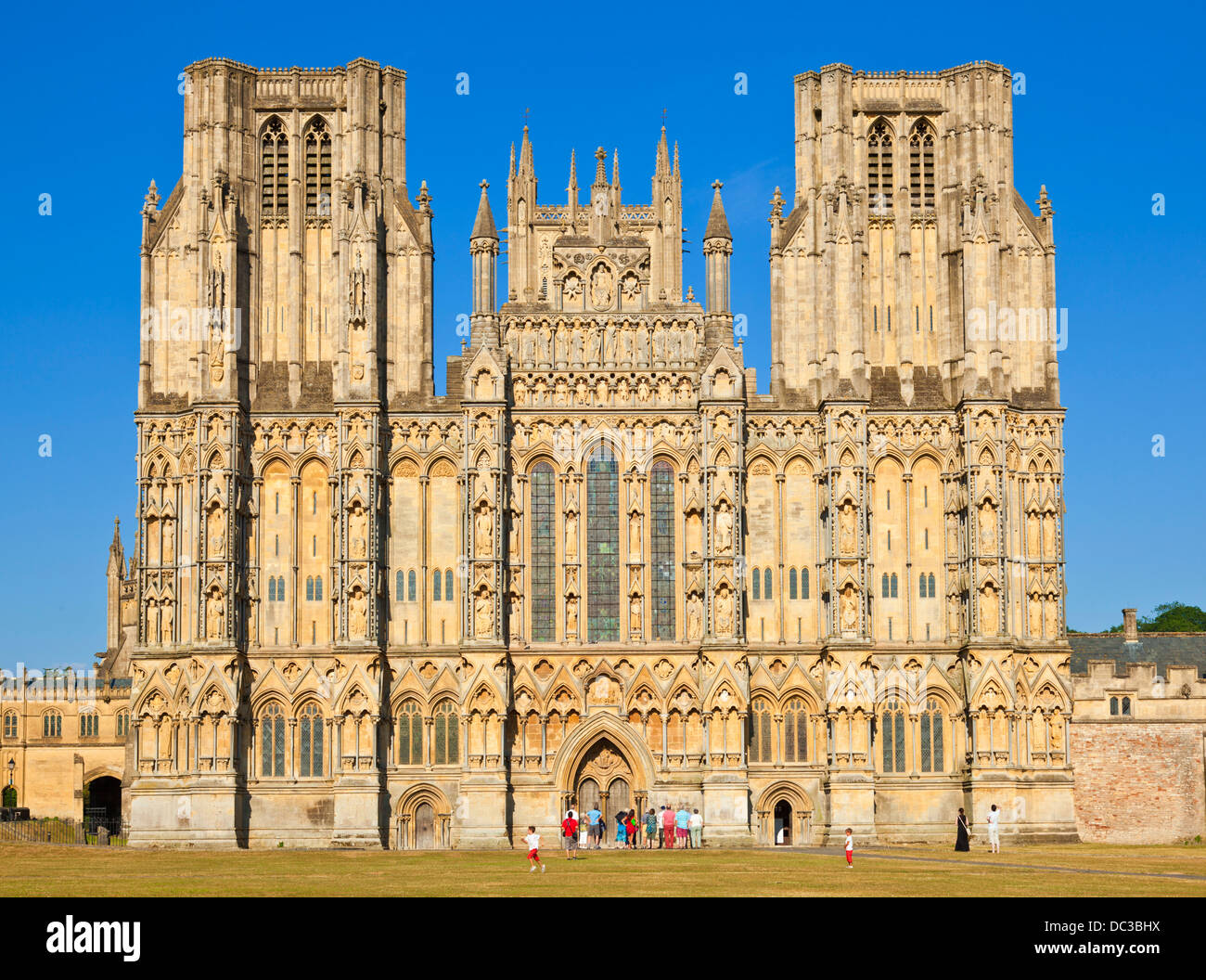 Besucher vor der vorderen Fassade Wells Kathedrale Wells Somerset England UK GB EU Europa Stockfoto