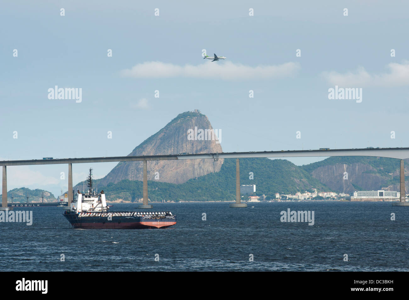 Schiffe ankerten an der Guanabara-Bucht, Rio De Janeiro, Brasilien, in der Nähe von Rio-Niteroy-Brücke. Stockfoto