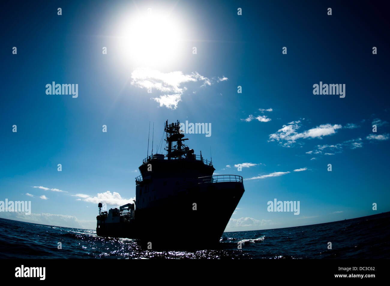 Schiff Silhouette wieder lite Offshore-harte Sonne liefern Stockfoto