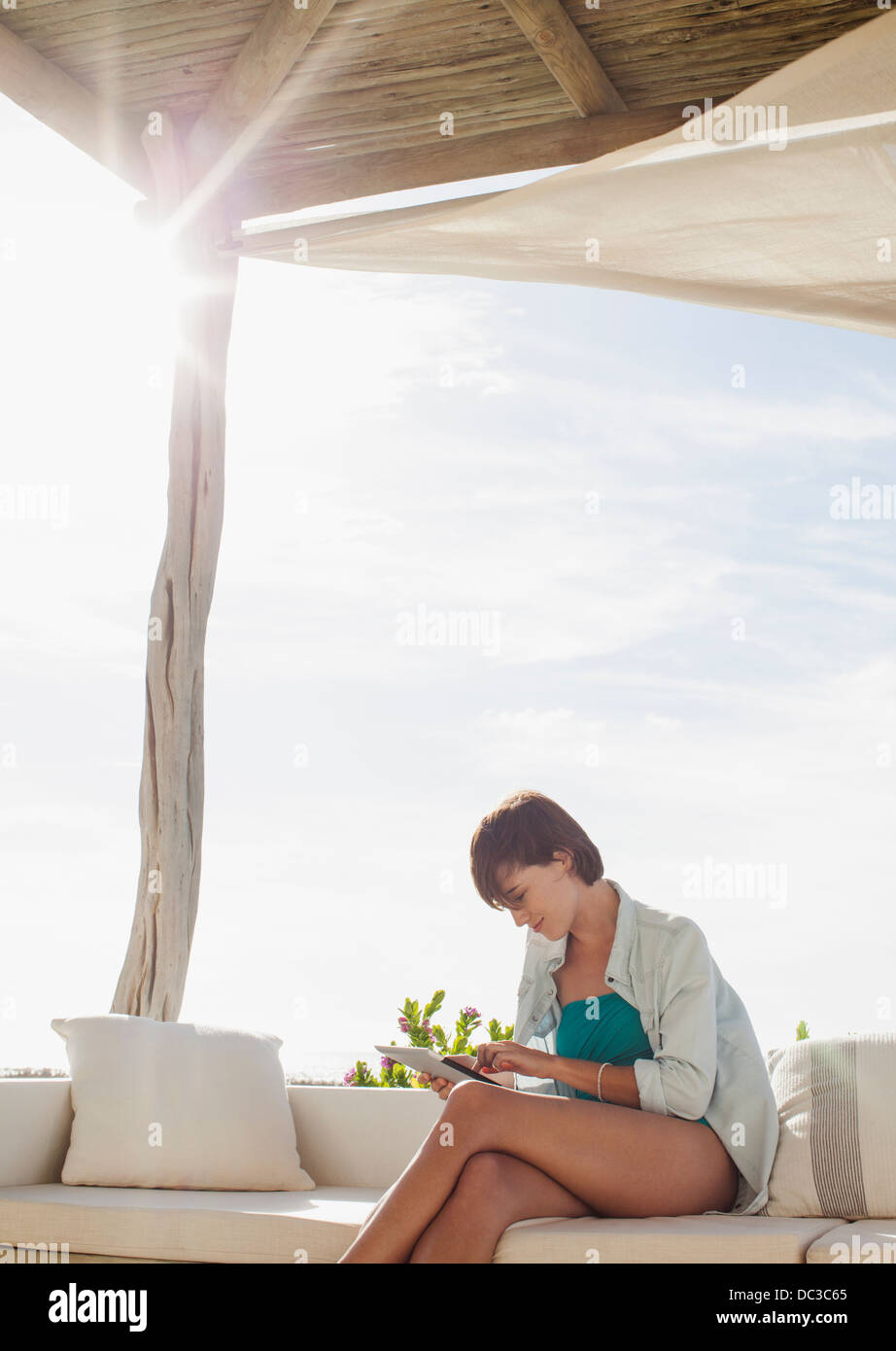 Frau mit digital-Tablette auf sonnigen Terrasse Stockfoto