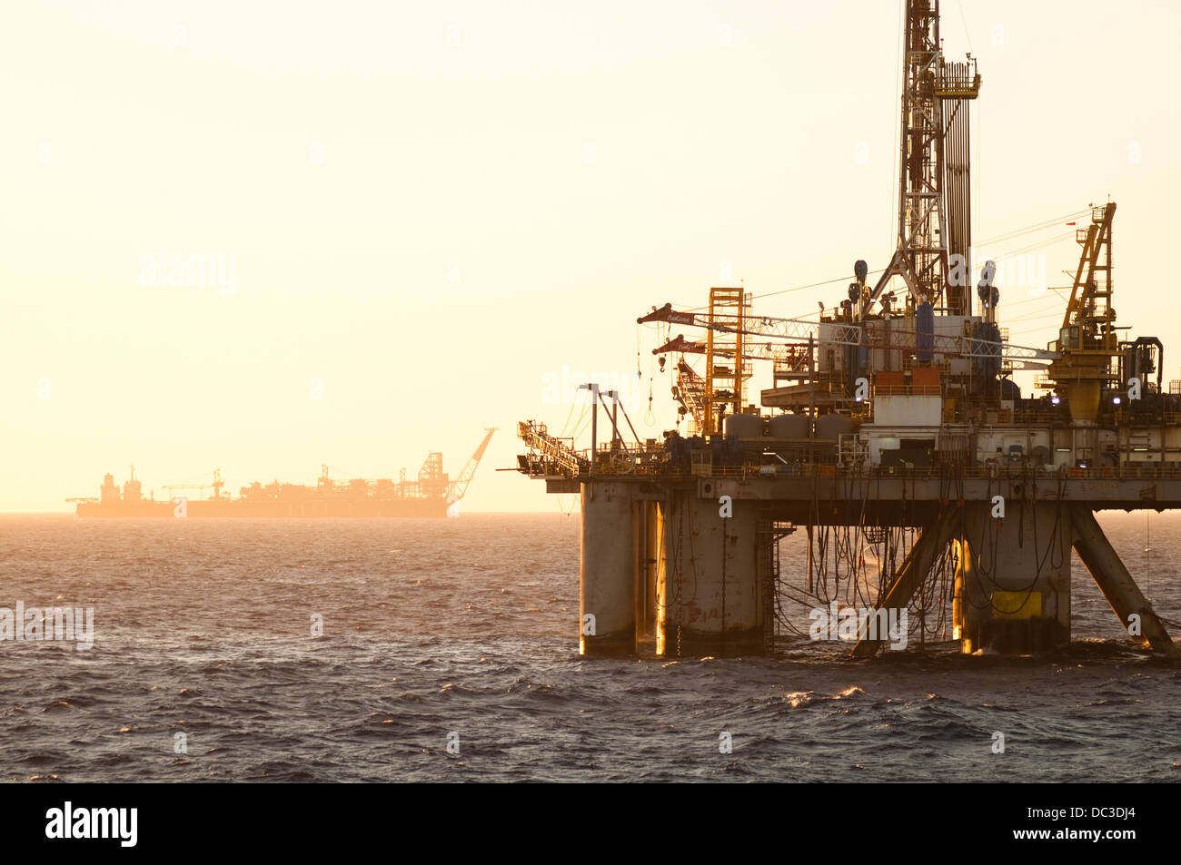 Ölbohrungen Bohrinseln Offshore-Ölfeld Campos-Becken Rio De Janeiro, Brasilien Stockfoto
