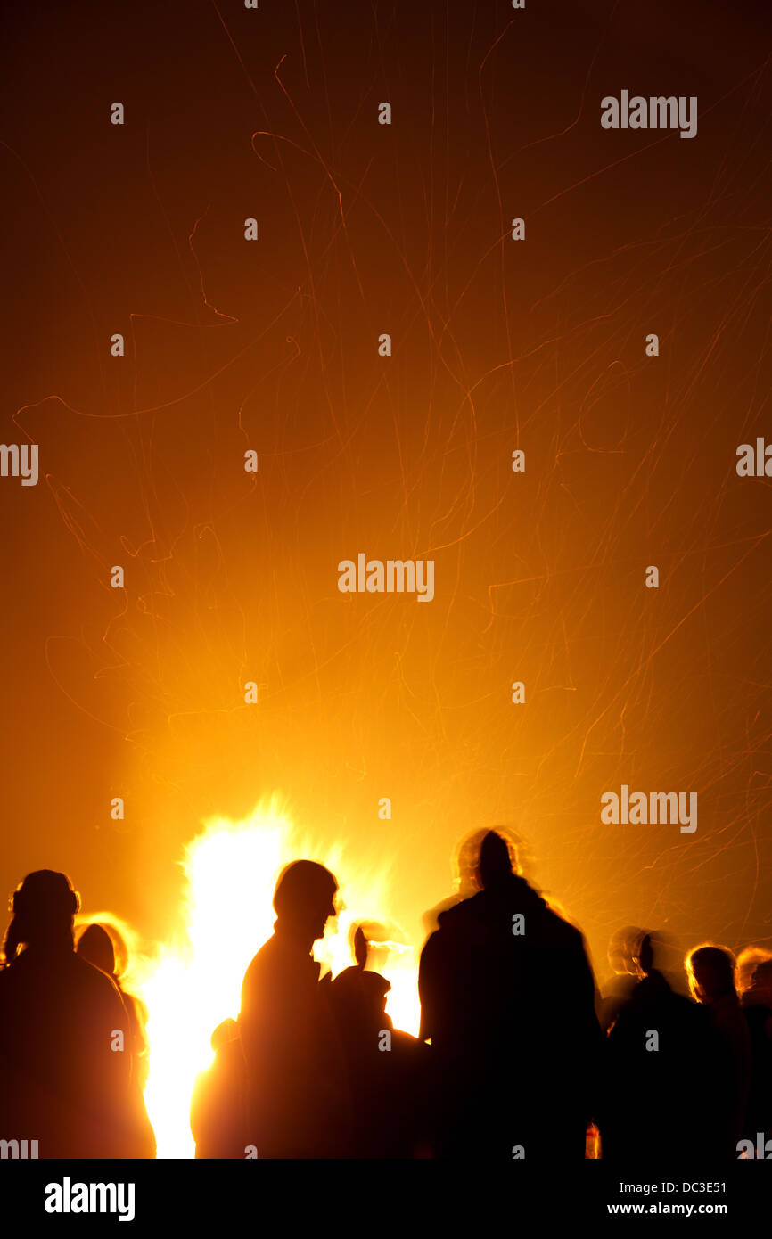 Menge versammelt um ein Lagerfeuer Stockfoto