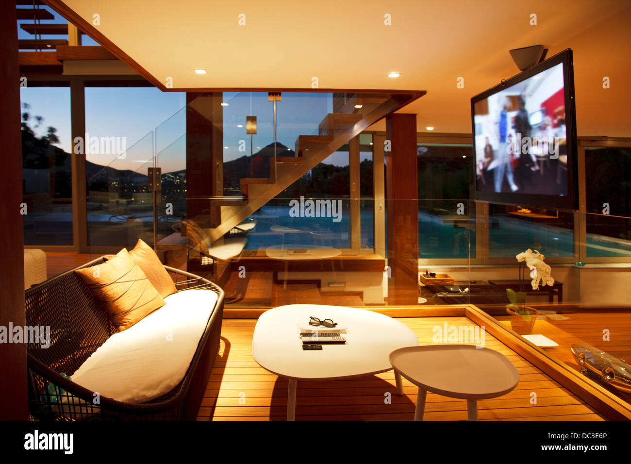 Flachbild-TV in moderne Wohnzimmer Stockfoto