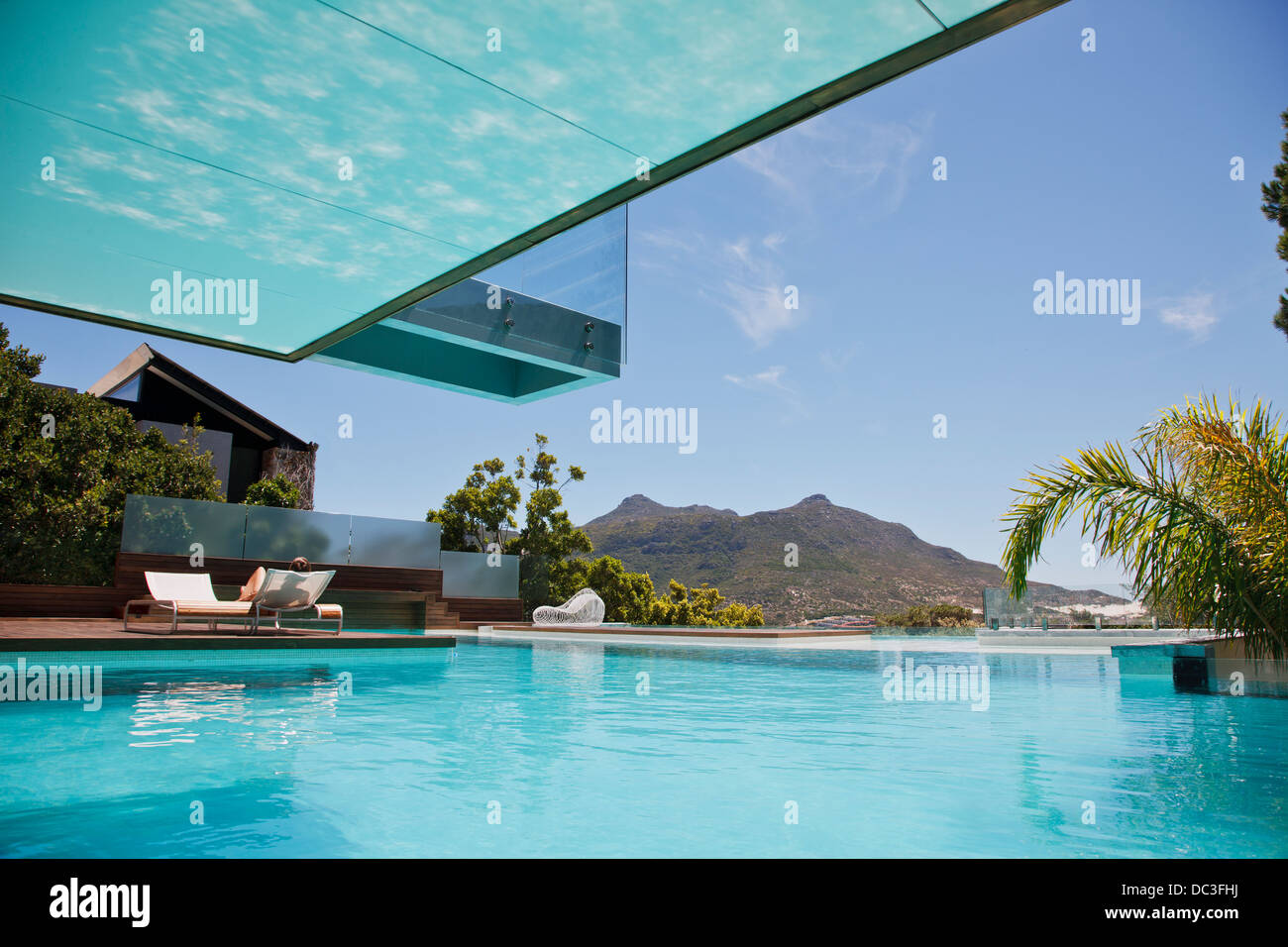 Luxus-Schwimmbad mit Blick auf die Berge Stockfoto