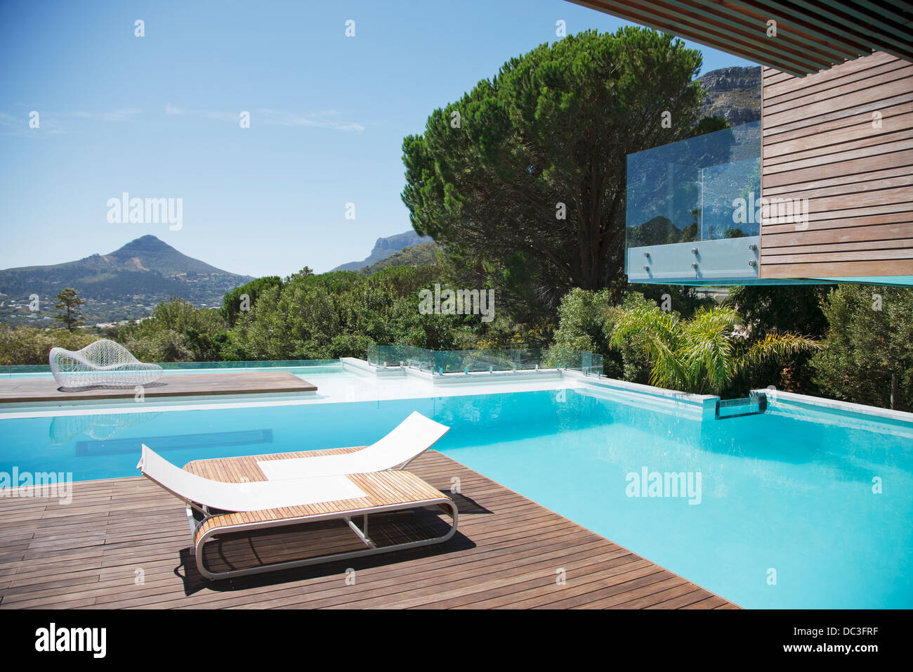 Luxus-Schwimmbad mit Blick auf die Berge Stockfoto