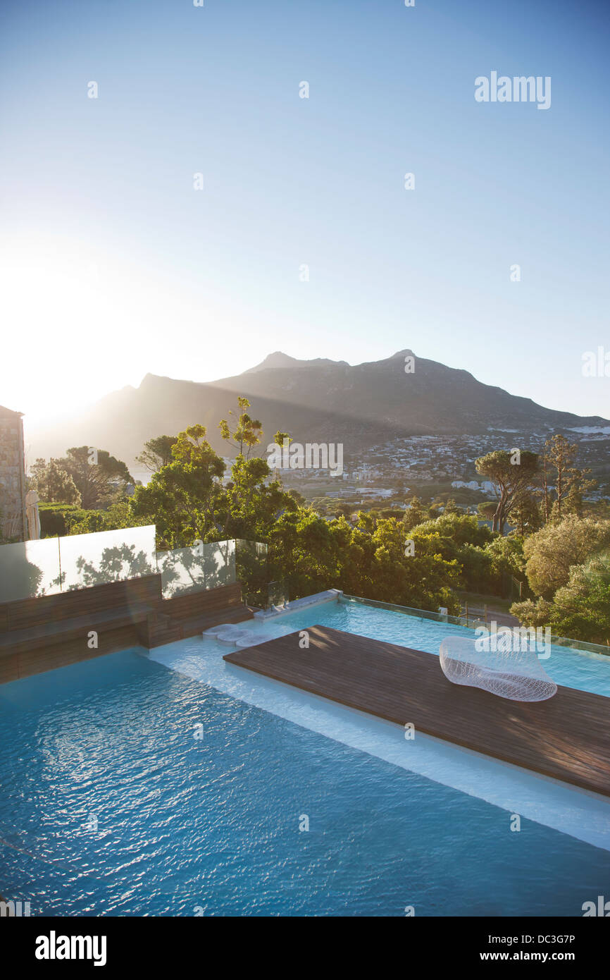 Blick auf Luxus-Schwimmbad und Berge Stockfoto