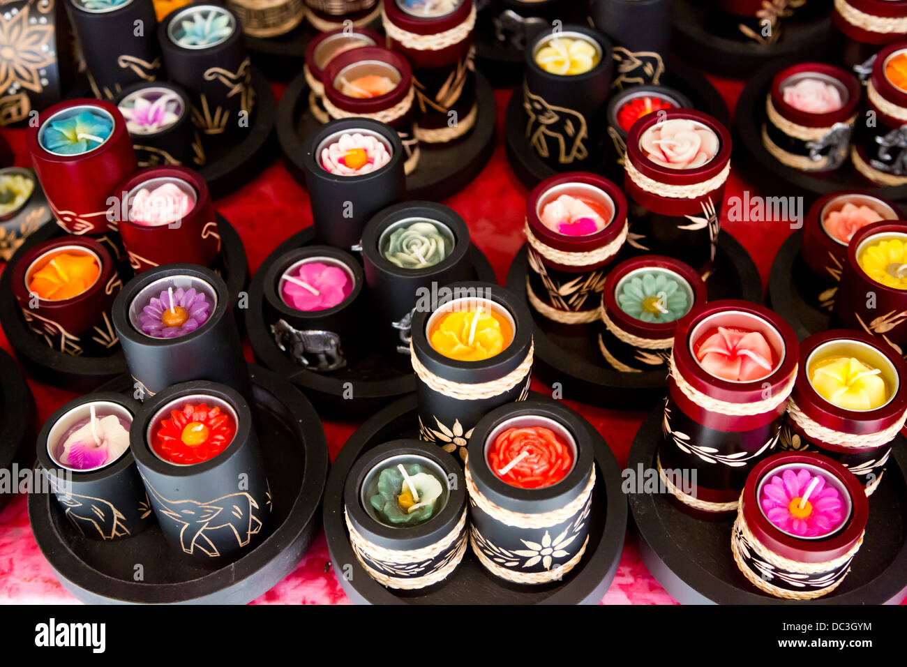 Traditionelle Thai Kerze Halter in einem Geschäft in Ao Nang, Thailand Stockfoto