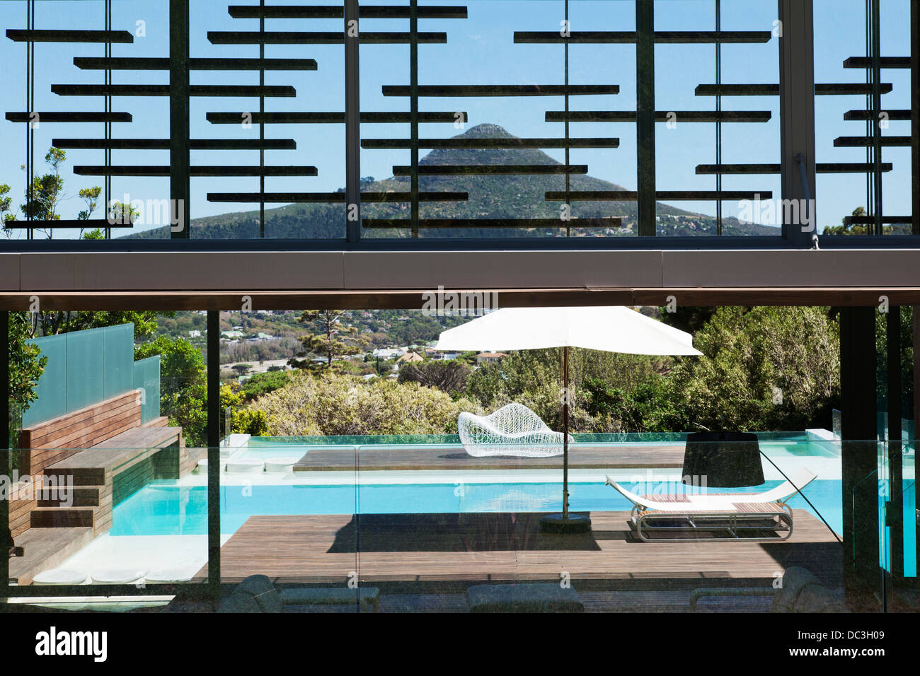 Modernes Haus mit Blick auf pool Stockfoto
