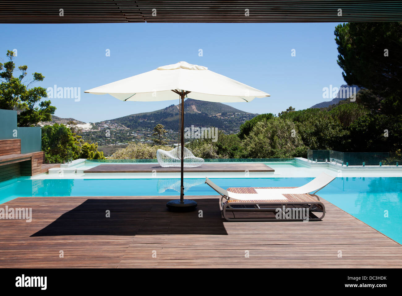 Schwimmbad mit Blick auf Berge Stockfoto