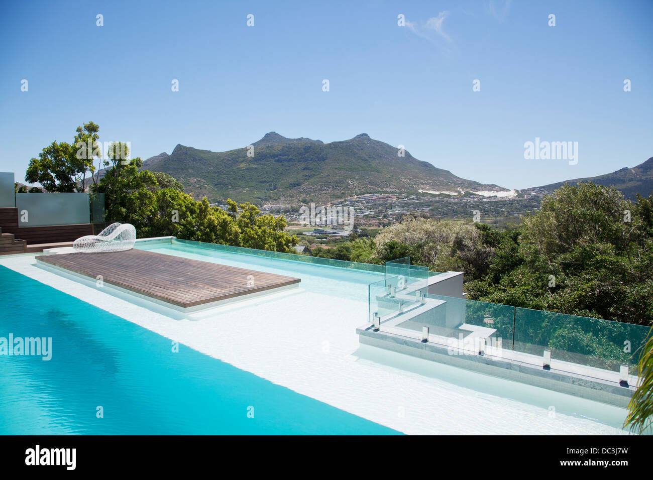 Blick auf Luxus-Schwimmbad und Berge Stockfoto