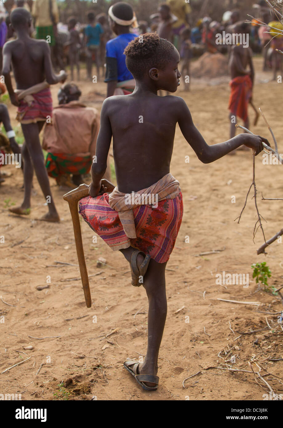 Dassanech Stamm Junge stand auf einem Bein, Omorate, Omo-Tal, Äthiopien Stockfoto