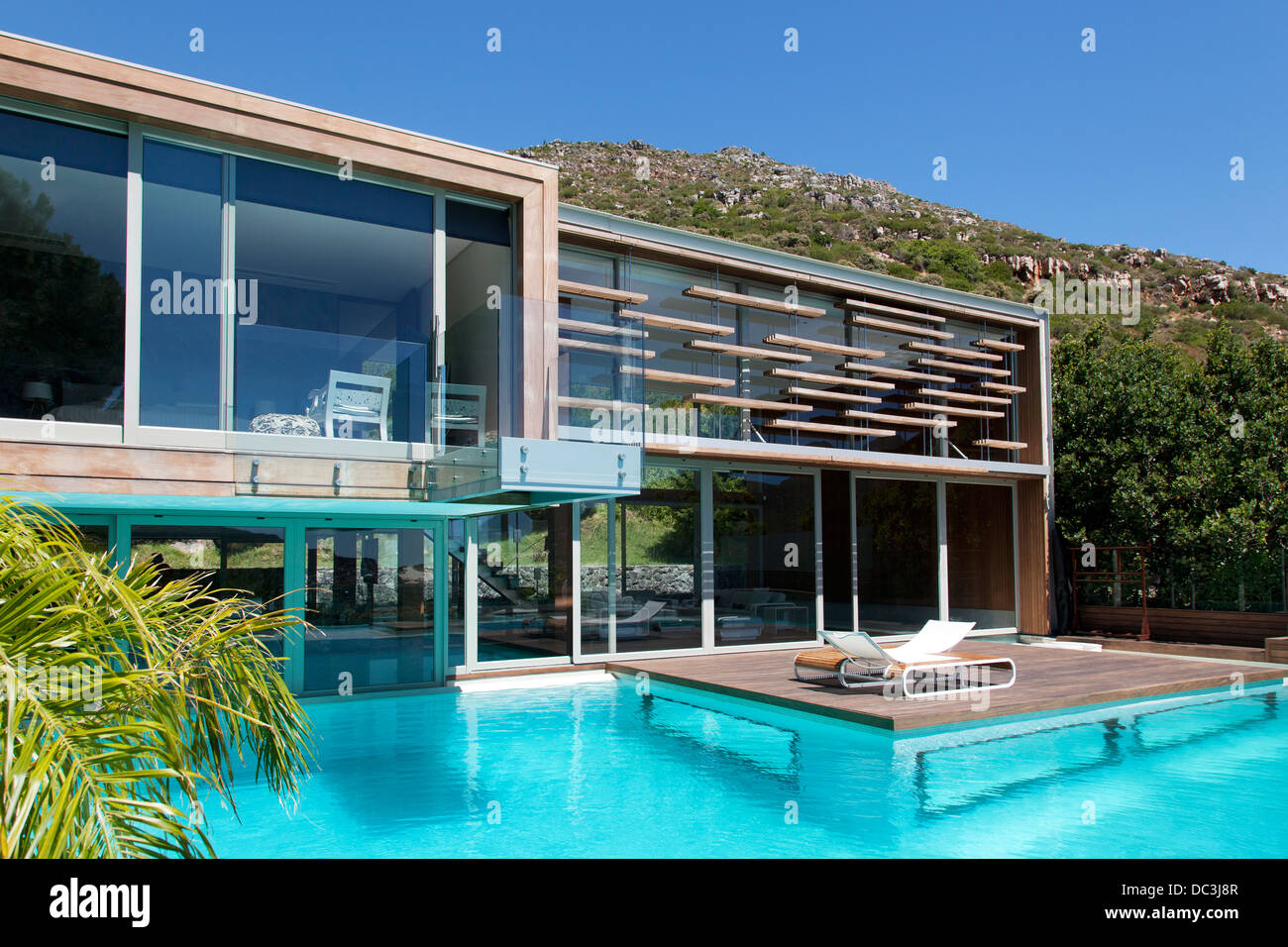 Modernes Haus mit pool Stockfoto