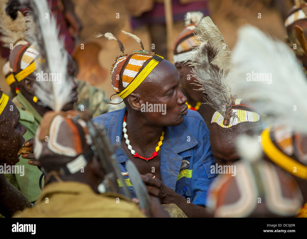 Dassanech Stamm Krieger Kuh Fleisch während einer Zeremonie, Omorate, Omo-Tal, Äthiopien Stockfoto
