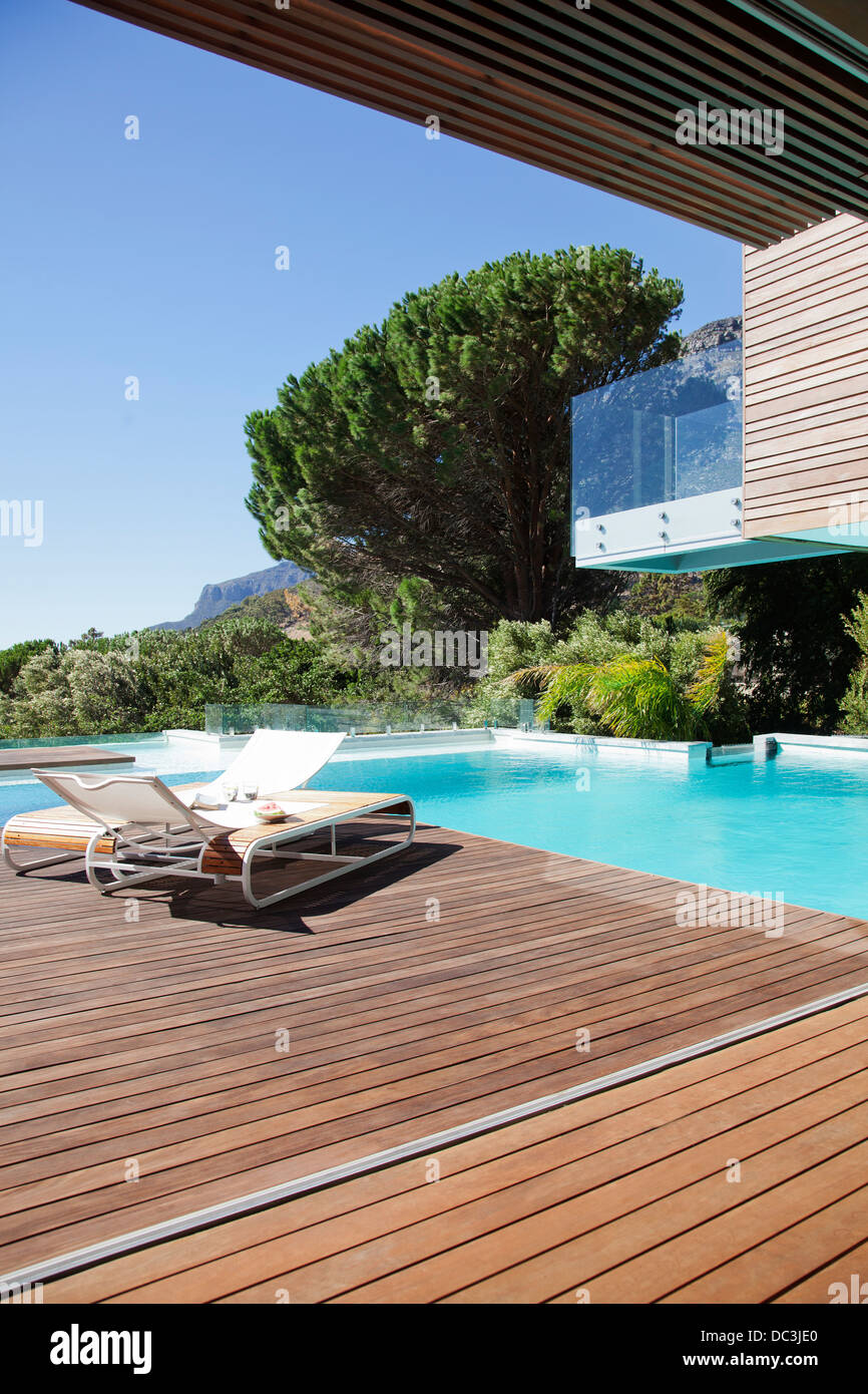 Luxus-Schwimmbad und Liegestühle an deck Stockfoto