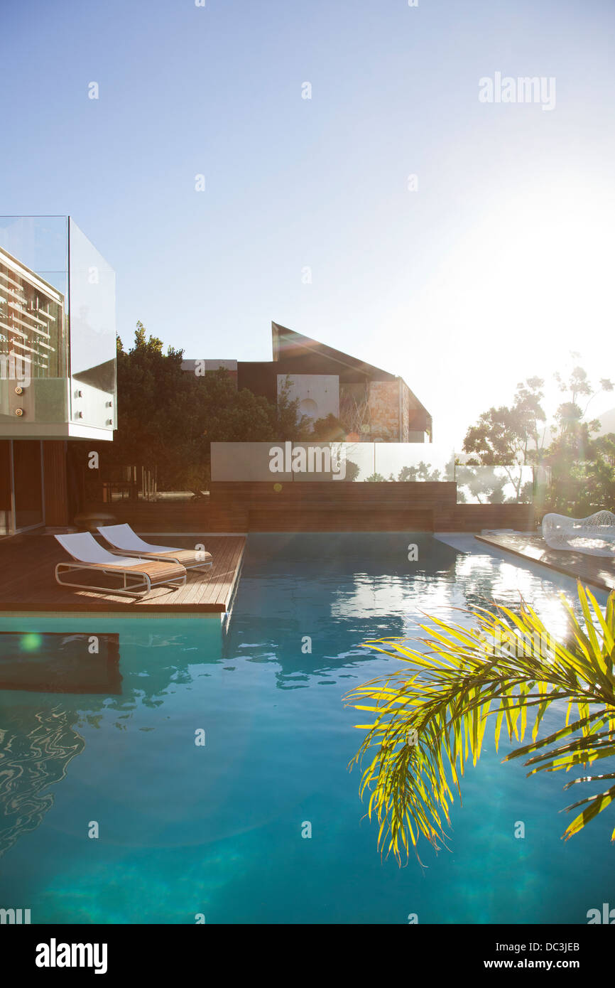 Sonne über modernes Haus und pool Stockfoto
