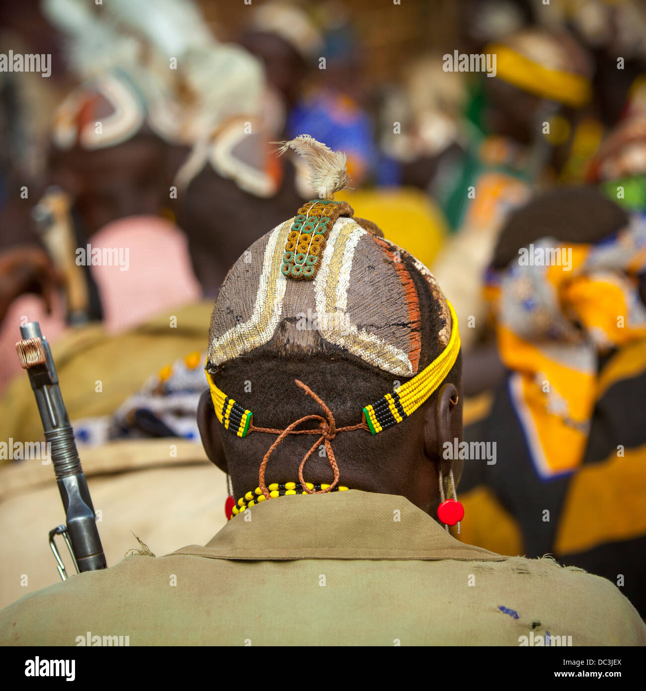 Dassanech Stammes-Krieger mit seiner Pistole, Omorate, Omo-Tal, Äthiopien Stockfoto