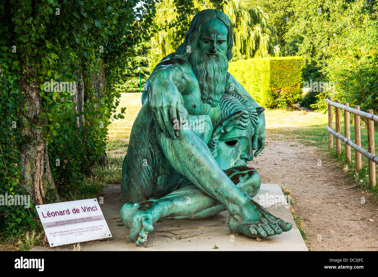 Statue von Leonardo da Vinci auf der gegenüberliegenden Seite des Flusses Loire zum Chateau von Amboise, wo er begraben wurde. Indre-et-Loire, Frankreich. Stockfoto