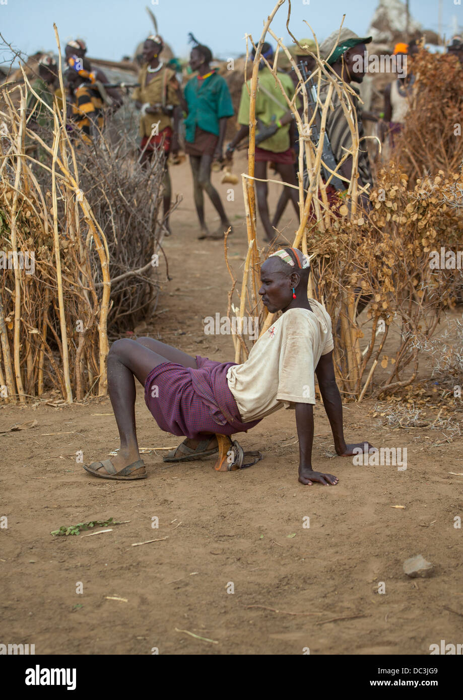 Dassanech Stamm Mann mit Ton Bun auf der Leiter, Omorate, Omo-Tal, Äthiopien Stockfoto