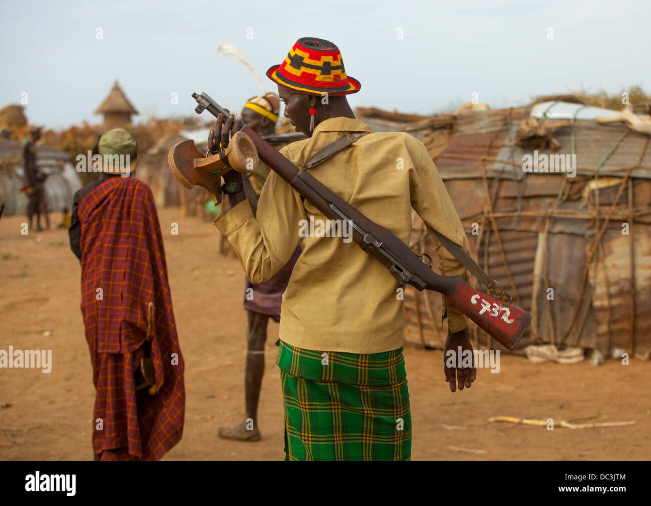 Dassanech Stammes-Krieger mit seiner Pistole, Omorate, Omo-Tal, Äthiopien Stockfoto