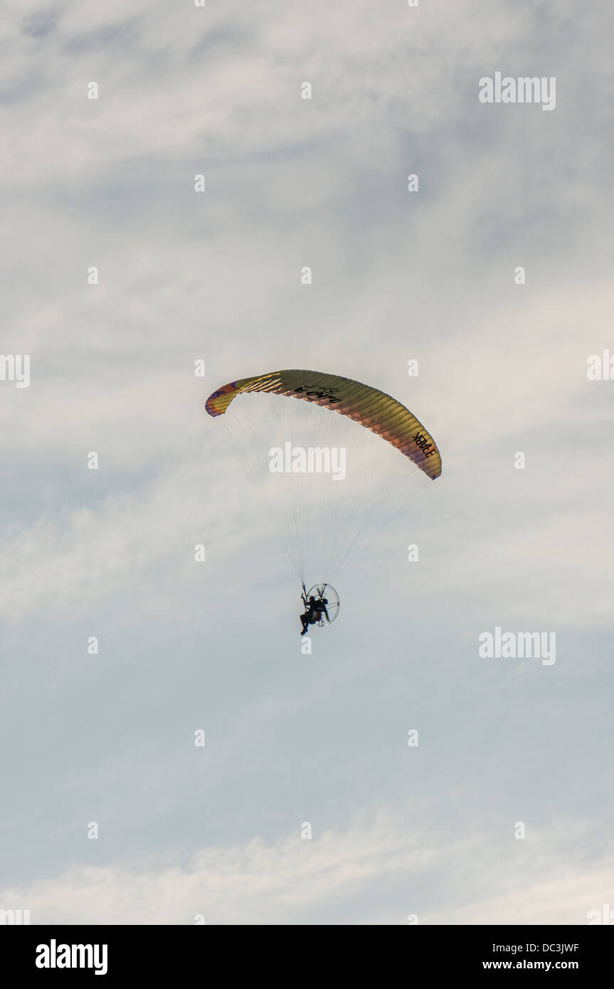 Ein Mann Drachenfliegen über der Stadt Amboise, Indre-et-Loire in Frankreich. Stockfoto