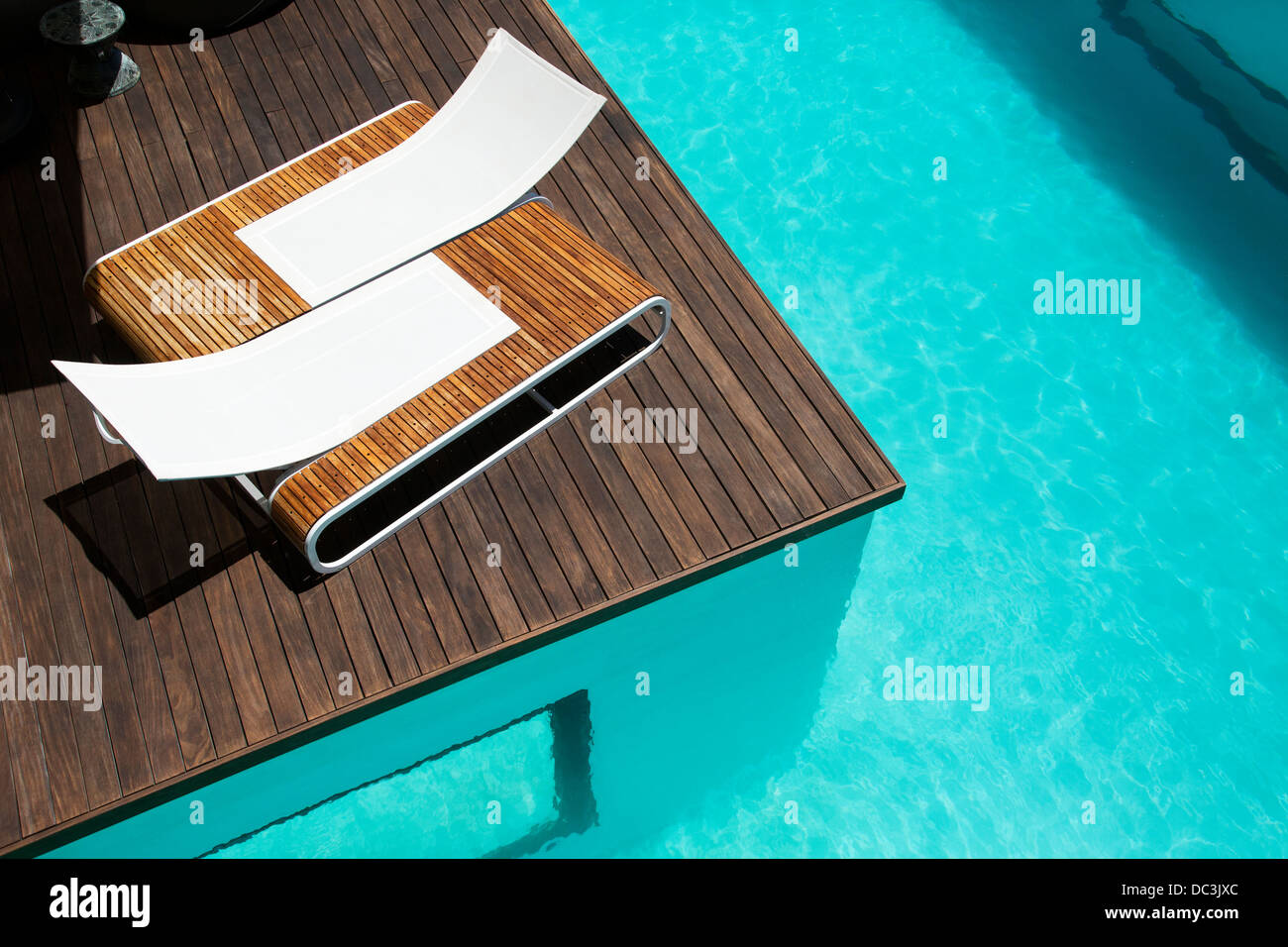 Liegestühle am Pool Luxus Stockfoto