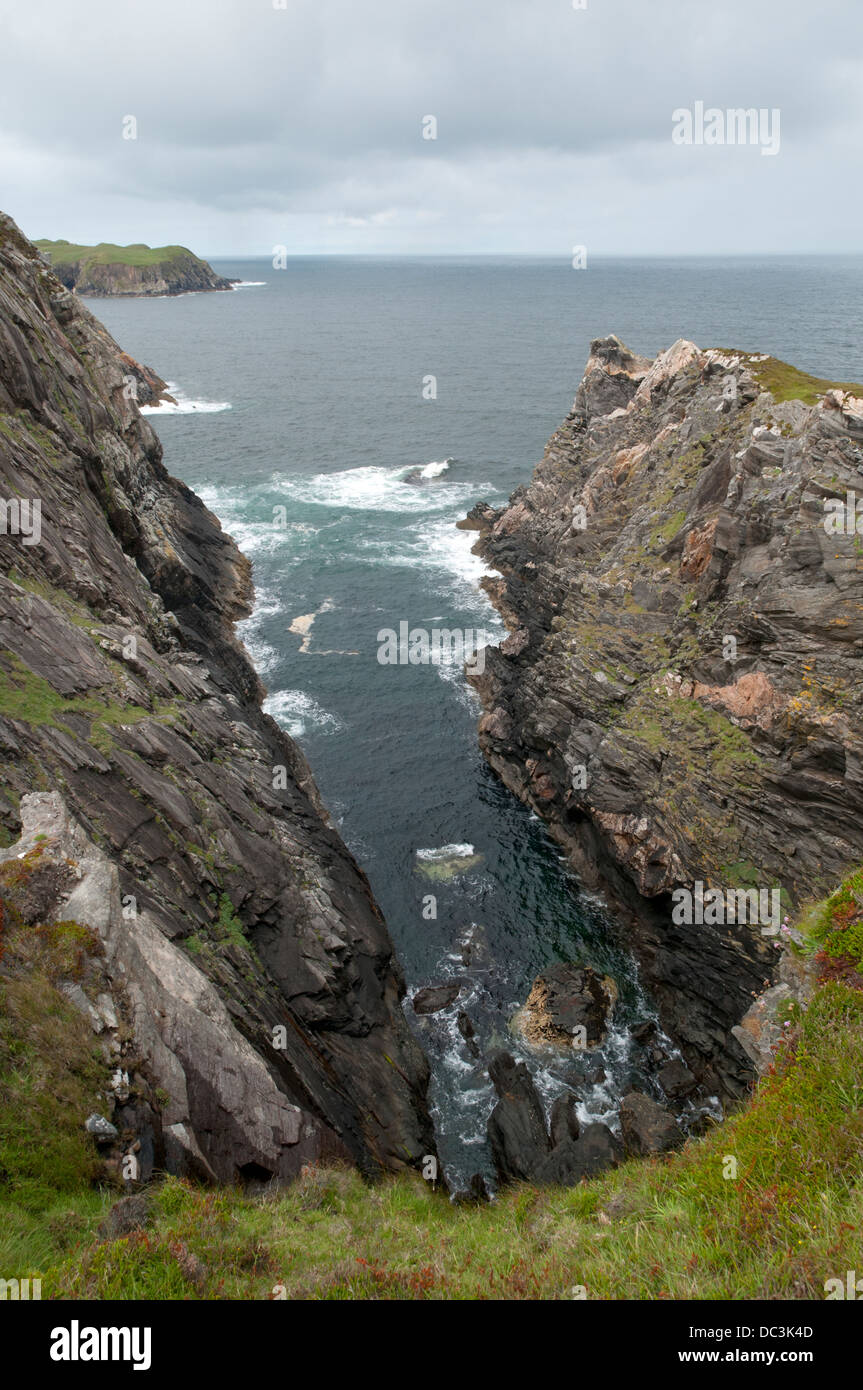 Ein Geo (einen schmalen Spalt im Angesicht einer Klippe) in der Nähe von Skerray auf der nördlichen Küste von Sutherland, Schottland, UK. Stockfoto