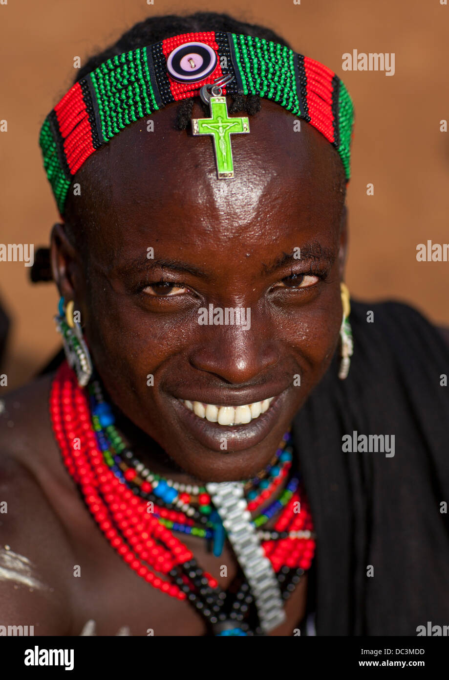 Bashada Stamm mit einem christlichen Kreuz über den Kopf, Dimeka, Omo-Tal, Äthiopien Stockfoto