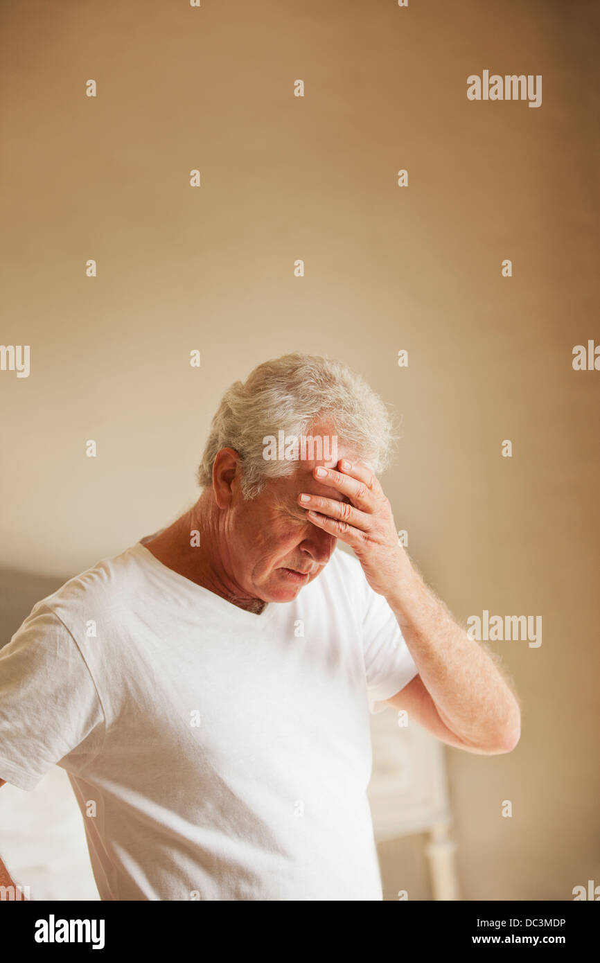 Ältere Mann hielt Kopf Schmerzen Stockfoto