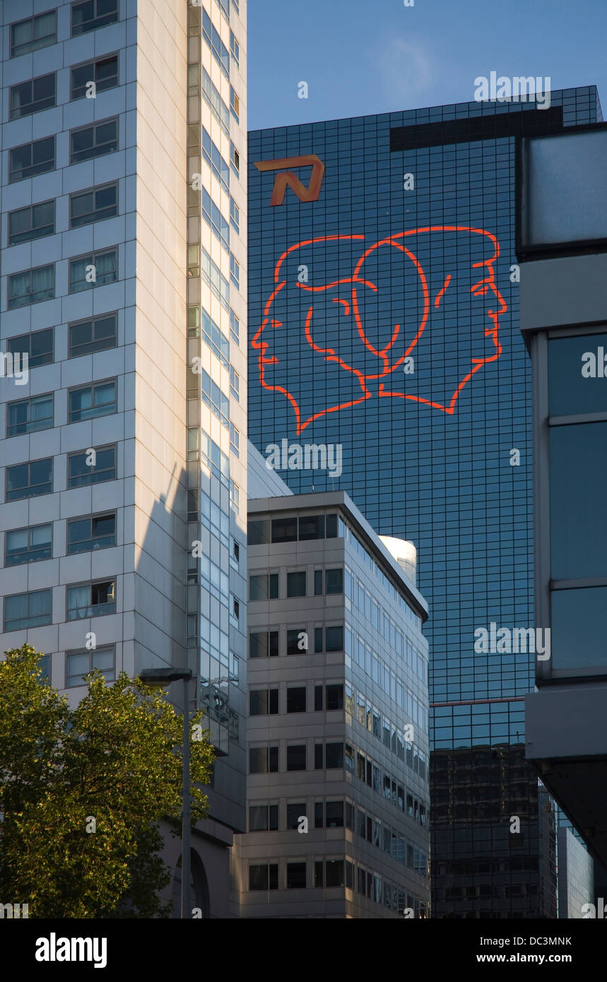 Fluoreszierenden Strichzeichnung Artwork von Gijs van Bon und Thijs Kelder auf die Nationale Nederlanden Gebäude Rotterdam Niederlande Stockfoto
