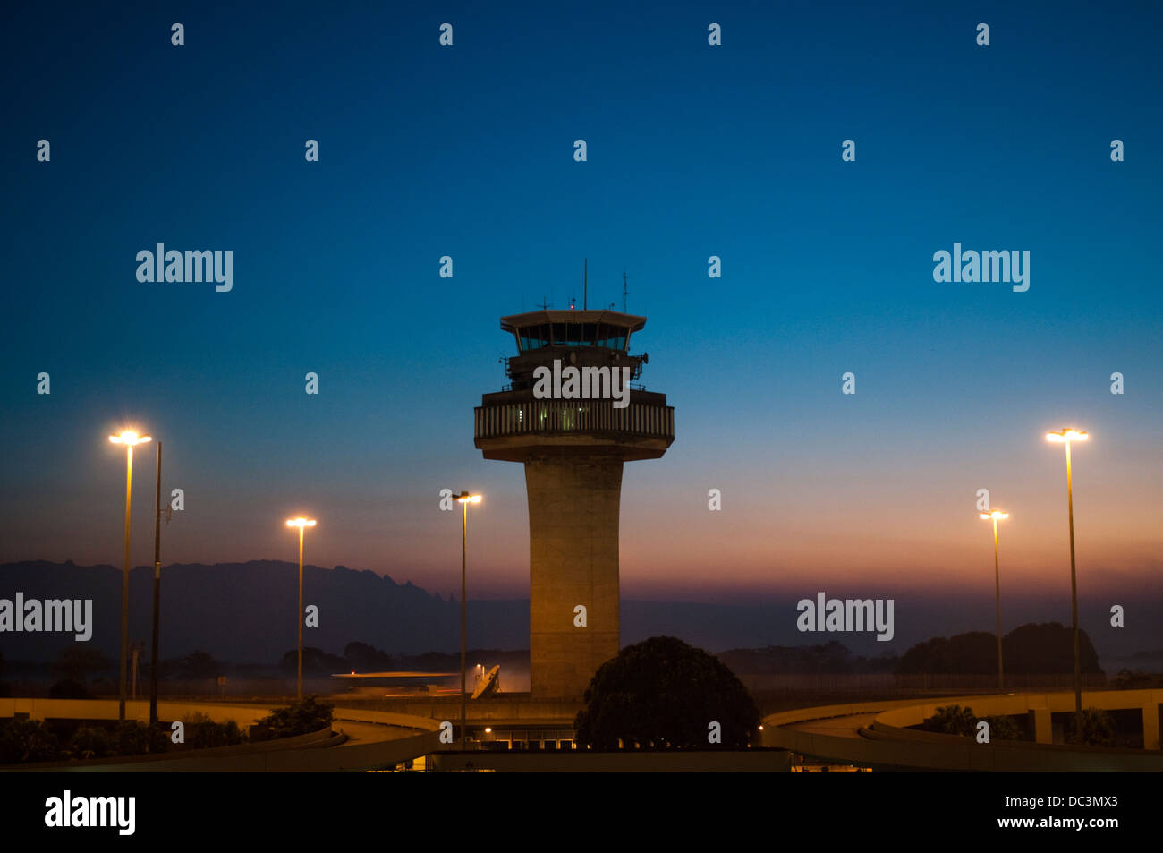 Heute internationale Flughafen Antonio Carlos Jobim Befehl Turm in Rio De Janeiro, Brasilien, Dämmerung Licht Stockfoto