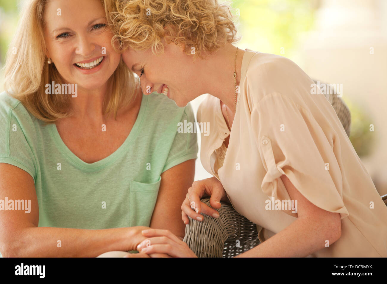 Lachen, Mutter und Tochter Stockfoto
